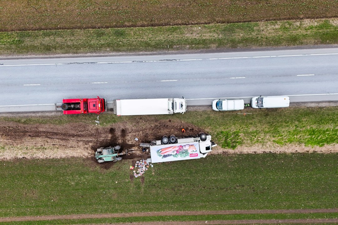 FOTOD | Juht jäi roolis magama! Rimi kaupa vedanud veoauto sõitis Tallinna-Tartu maanteel külili kraavi (10)