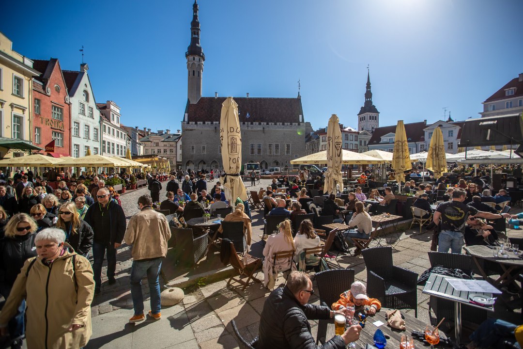 SIIN ME OLEME! Tallinna vanalinn täitub turistidega kohe, kui päike pilve tagant välja poeb