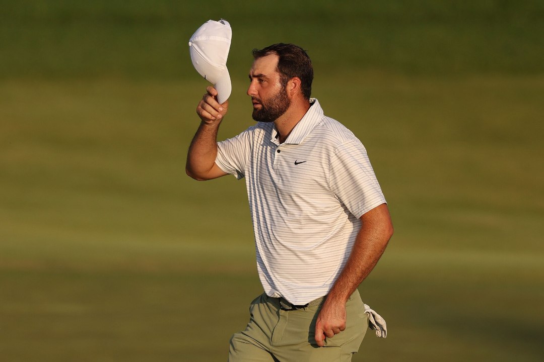 Cel mai bun jucător de golf din lume are mâinile legate în mijlocul unui turneu major