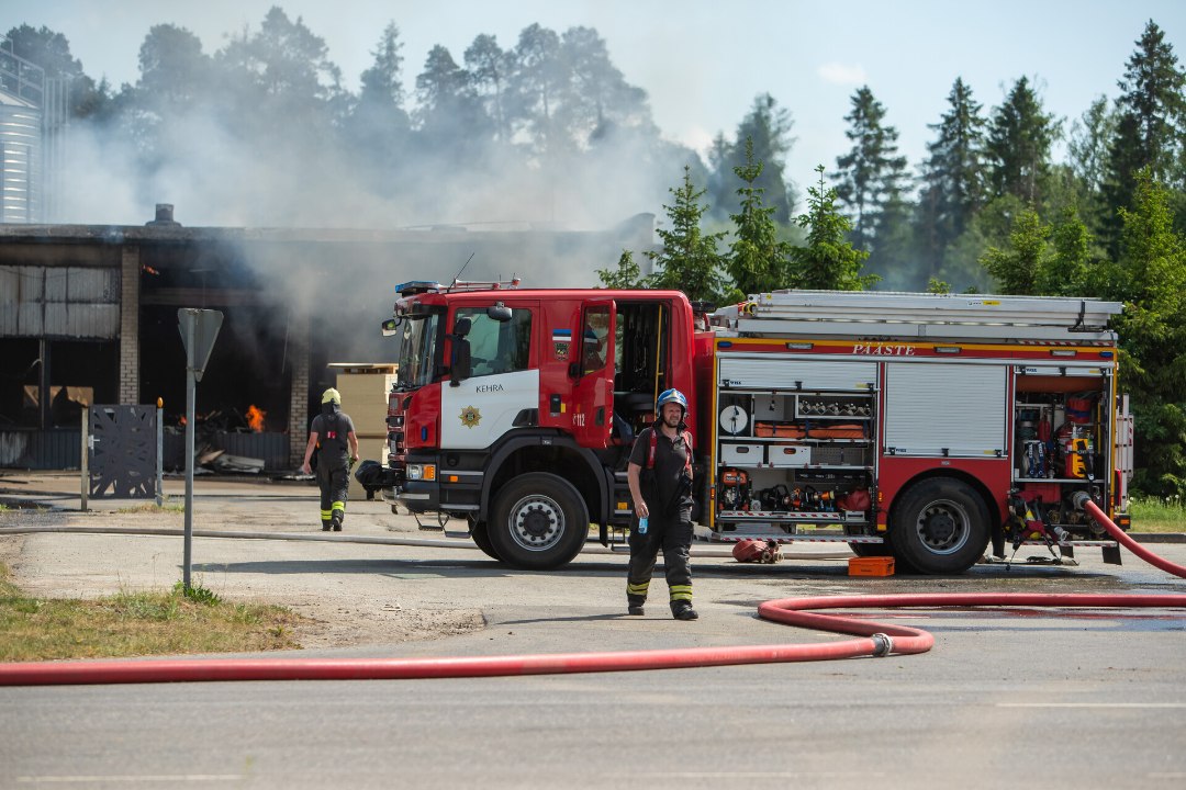 FOTOD | Aegviidus põles puidutööstuse hoone maani maha, kustustööde tõttu on Aegviidu elanike kraanivesi lähipäevil madalama kvaliteediga