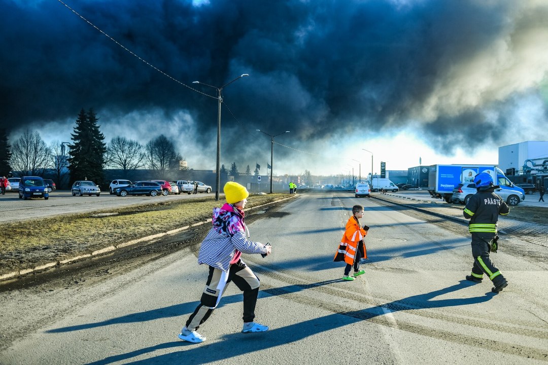 Narvas põleb metallistööstus, suitsu tõttu tuleb kohalikel uksed-aknad kinni hoida!