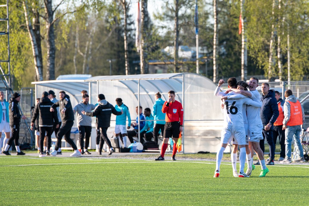 GALERII | Kõverpeeglis rahamäng, mille Paide vaheajal riietusruumis ja kahe kõrva vahel enda kasuks käänas