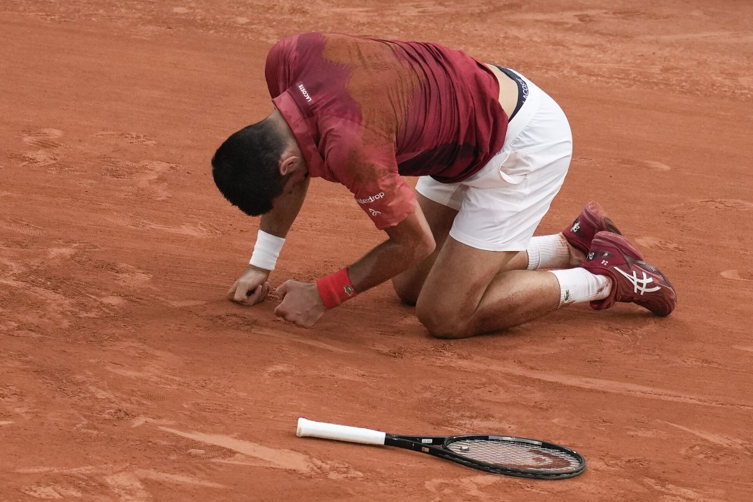 Djokovic s-a calificat în sferturile de finală, dar a fost rănit și insultat de arbitru.  „Mi-am rupt genunchiul pe teren, nu e în regulă!”