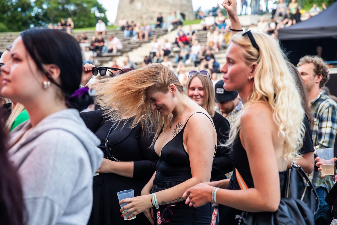 GALERII | Rakvere Funkfestival pani Vallimäele tulnud rahva tantsima. Esines ka Šveitsist pärit akordionivirtuoos Anatole Muster