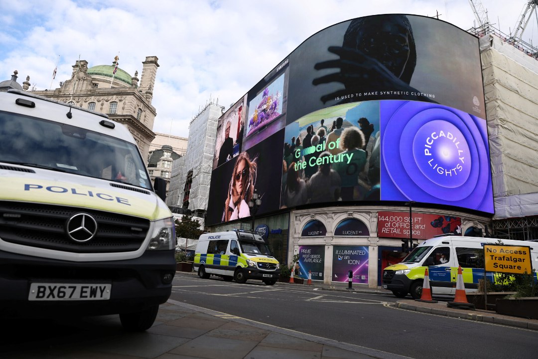 NOAGA TURISTIDE KESKEL! Londonis pussitati 11aastast tüdrukut ja tema ema