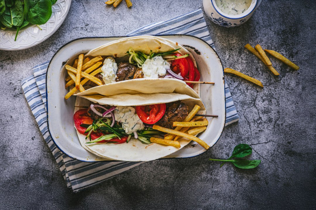 MAAILMA KÖÖK. KÜPROS. Pitad grillitud liha ja kurgikastmega