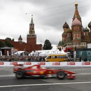 VIDEO: Kobayashi sõitis Ferrari F1 auto Moskva demosõidul sodiks