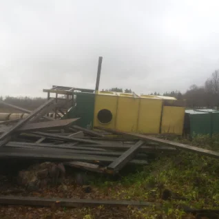 FOTO: Saarepeedil rebis torm maast lahti kinnibetoonitud viljakuivati