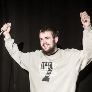 NOOR PÜSTI­JALAKOOMIK: Eesti näitlejate stand-up-etendused näevad amatöörlikud välja!