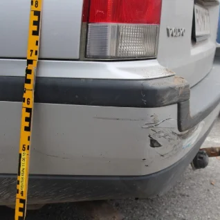 FOTO | Politsei otsib Annelinnas Volvole otsa sõitnud autojuhti   