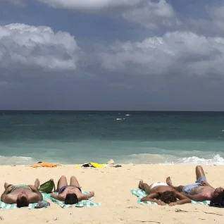 Filipiinide president Duterte suleb ülipopulaarse Boracay saare