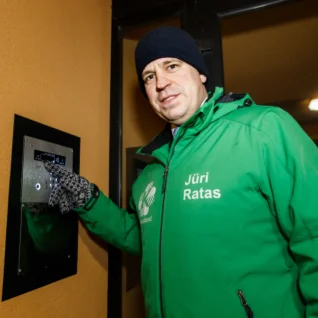 ÕL VIDEO | VAATA ETTE, KELLELE UST AVAD! Jüri Ratas koputab tuhandel uksel, et valimised võita