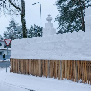 ÕL VIDEO | Nõmmel koduhoovi võimsa lumekindluse ehitanud mees: selle valmimisele on kulunud 150–200 töötundi