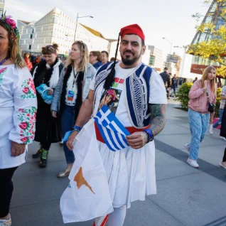ÕL MALMÖS | GALERII | Eurofännid üllatavad hullumeelsete moevalikutega: siin pole miski ebasobilik või liiga gei, kõik on lubatud!