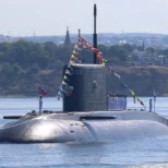 „JAHT LÄHIMA MEHAANIKU JÄRELE.“ NATO juht pilkas täbarasse olukorda sattunud Vene allveelaeva