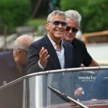 TÕBI NIITIS JALUST: glamuurselt Veneetsiasse saabunud Clooney puudus oma filmi esitluselt