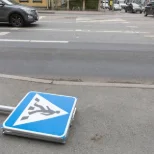 Kõnniteel tagurdanud auto sõitis jalakäijale otsa