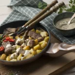 KA LAPS SAAB HAKKAMA | Lihtne kartulipanniroog kebabilaastudega
