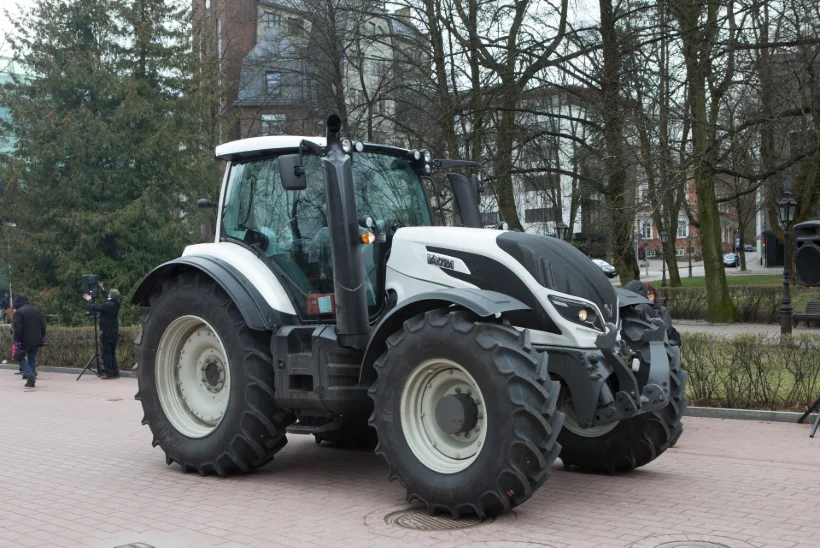 Põllul süttis traktor 