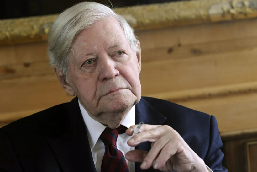 Helmut Schmidt jättis 96aastaselt suitsetamise