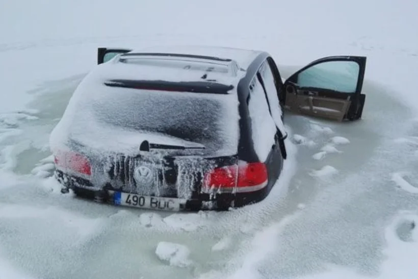FOTO | Haapsalus Rohuküla sadama juures vajus auto läbi jää