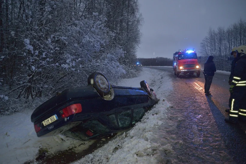 FOTOD JA VIDEO |  Libe tee viis Audi kraavi ja katusele 