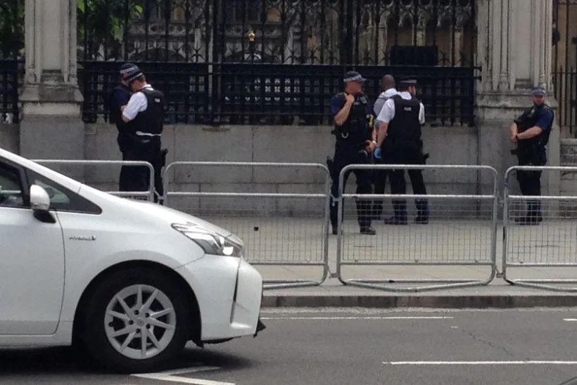 FOTOD | Briti parlamendihoone juures vahistati noaga mees