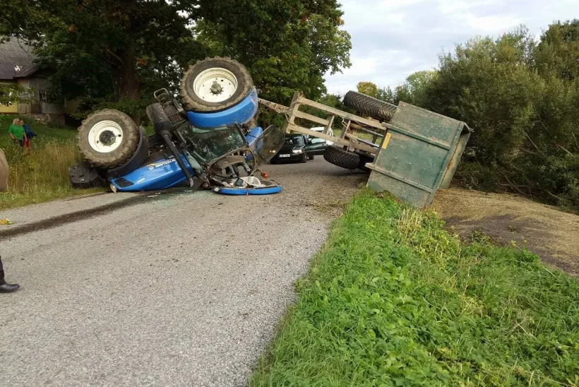 LUGEJA FOTO | Võrumaal läks ümber rapsikoormaga traktor