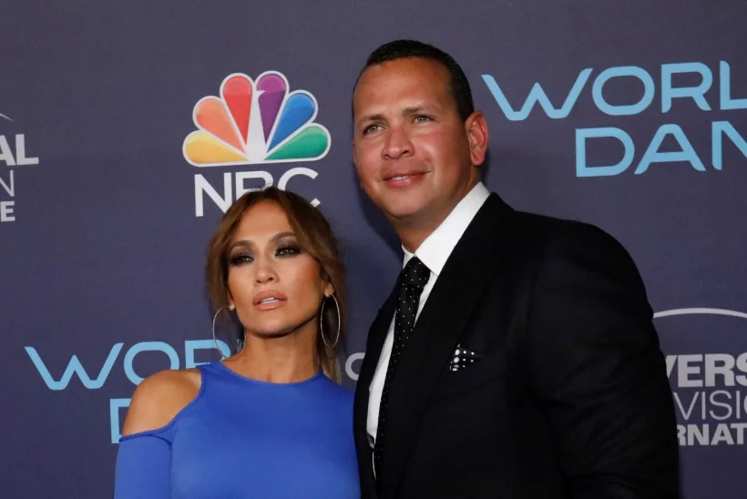 FOTO | 48aastane Jennifer Lopez näitab hiilgavat bikiinivormi ja salapärast sõrmust