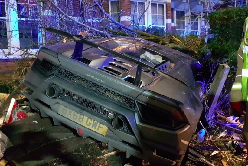 VIDEO | JÕULUIME! Teelt välja sõitnud ülikalli Lamborghini roolis istus lumememm