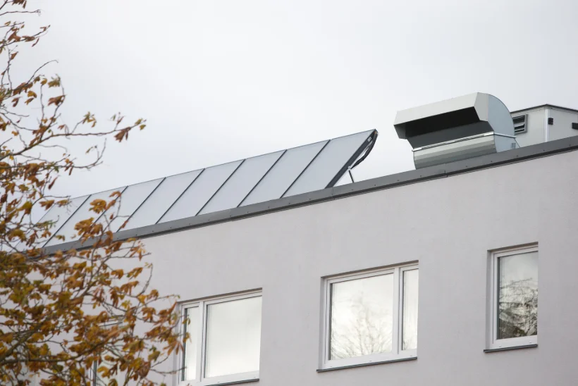 Elekter kortermaja katuselt: ventilatsiooni jaoks jätkub, korteritesse jagamiseks napib
