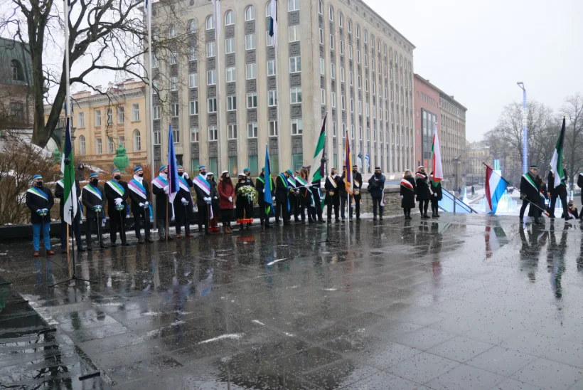 GALERII | Akadeemilised organisatsioonid asetasid pärjad võidusamba jalamile