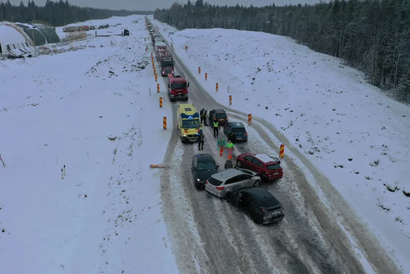 TEED ON LIBEDAD! Tallinna-Tartu maanteel põrkasid kokku seitse autot, üks inimene sai viga