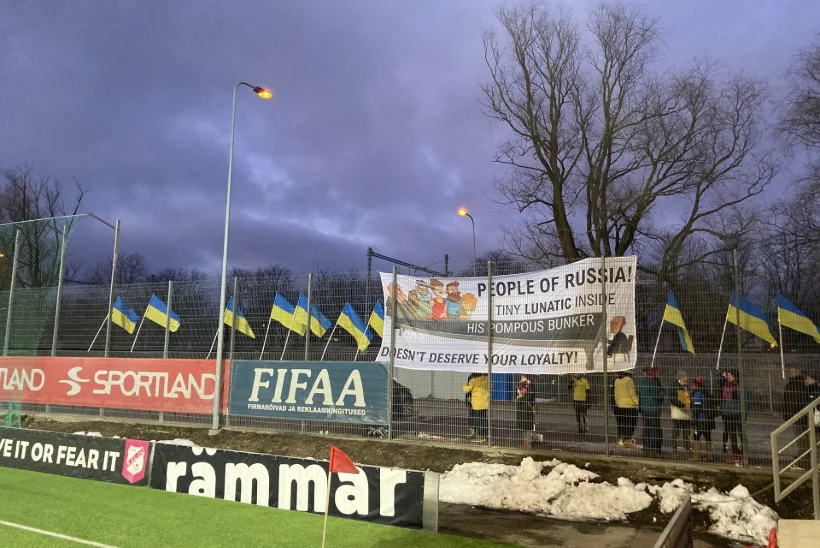 VIDEO JA PILDID | Nõmme Kalju ei lubanud oma fänne poliitilise plakatiga staadionile. „Olukorras, kus lapsed surevad oma kodutänaval, väristame me jalga, et mingi plagu mõjub pahalt.“