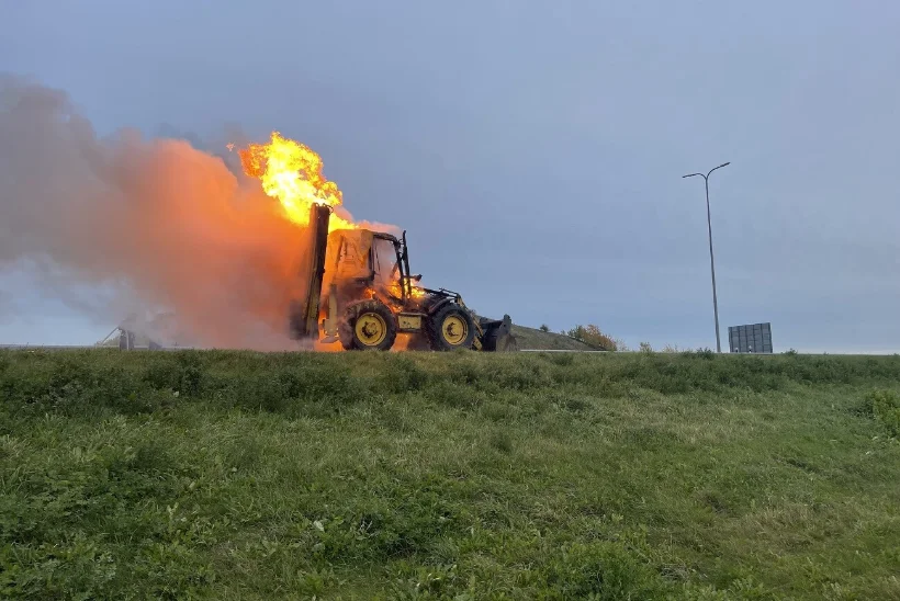 FOTOD | Plahvatusoht! Kukruse aherainemäe juures põles traktor