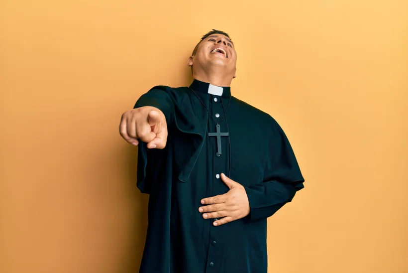 VIDEO | „ARMAS JEESUS!“ Koerad hakkasid kirikus otse preestri nina all sugu tegema