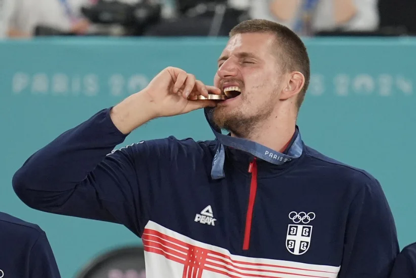 Joviaalsete serblaste seiklused autasustamisel: Marinkovic tahtis Jamesilt MVP trofeed ära osta, Dobric palus auhinda suurimale joodikule ja Bogdanovic nõudis, et uus olümpia algaks juba esmaspäeval