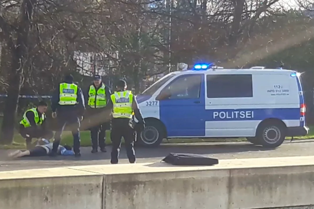 Miks ei andnud politseinikud kuulihaavaga noamehele esmaabi?