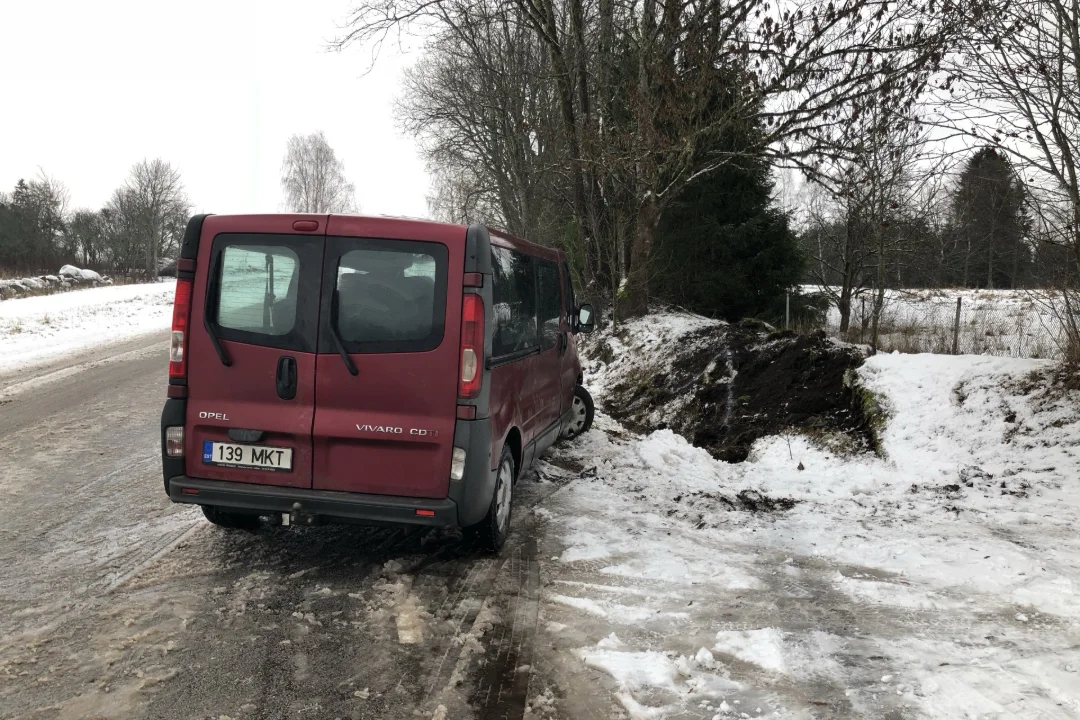 GALERII | Kraavi paiskunud autos sai kannatada kolm inimest 