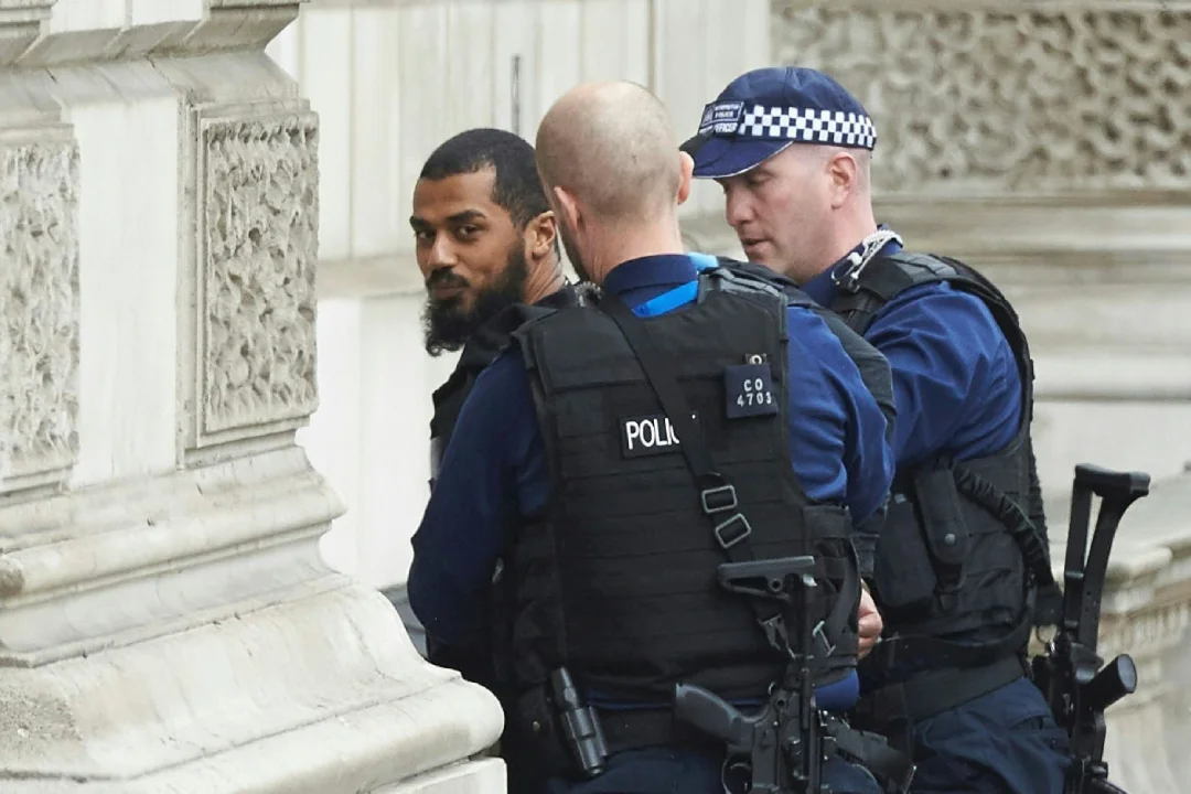 FOTOD | Briti parlamendihoone juures vahistati mees, kes kandis endaga kaasas kaht nuga