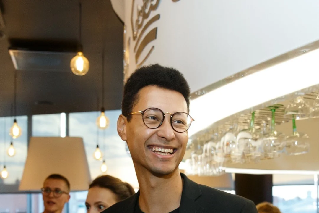 Uue sarja „Alo“ stsenarist Jim Ashilevi paotab telgitagust: televaataja saab nii nutta kui naerda