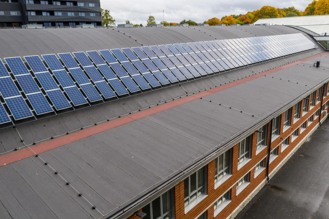 UUENDUS: Kalevi spordihalli katvad päikesepaneelid annavad tublisti energiat