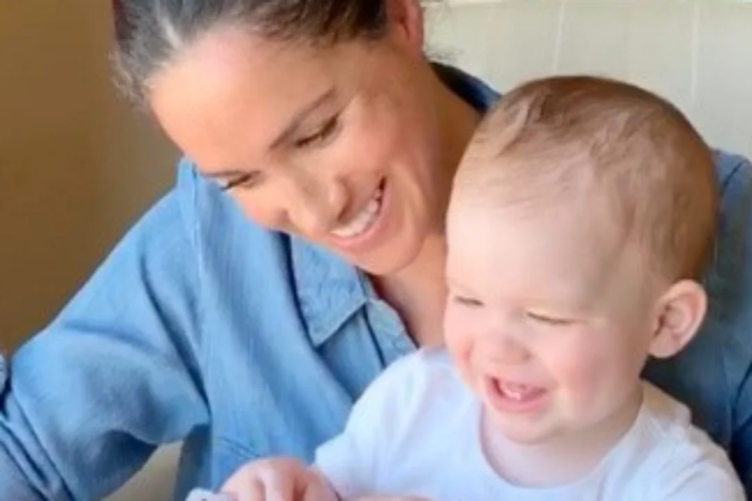 Lapseootel Meghan jäi koos pojaga paparatsokaamera ette