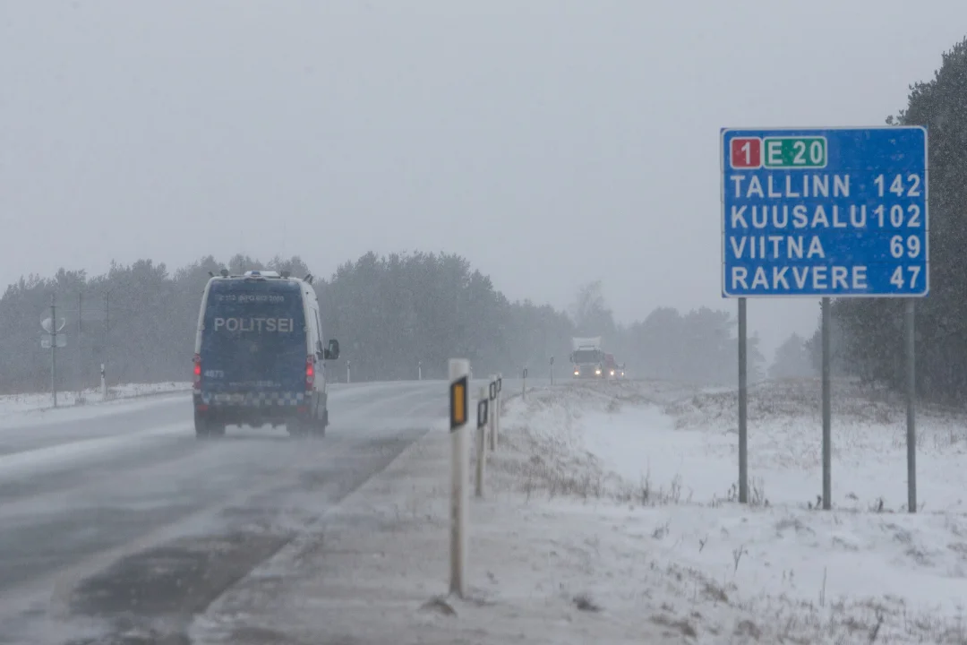 Otepää lähedal niitis auto elektriposti maha, liiklus on suletud