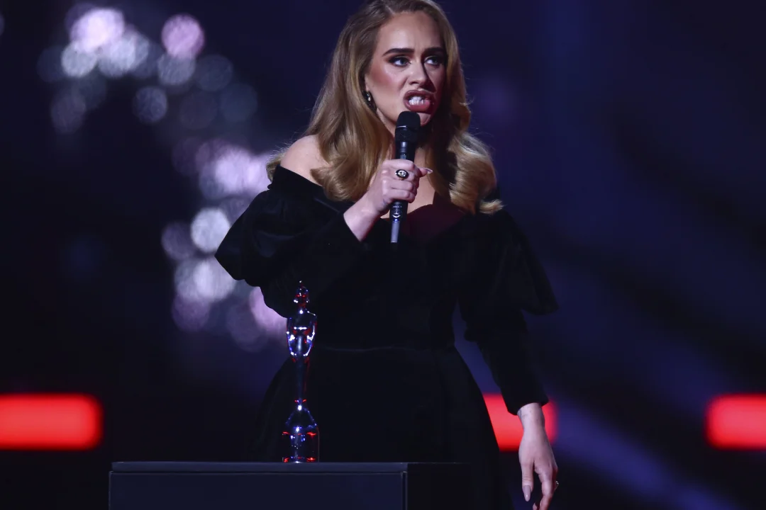 Esimese sooneutraalse Briti muusikaauhinna võitnud Adele suskas võidukõnesse mürginoole