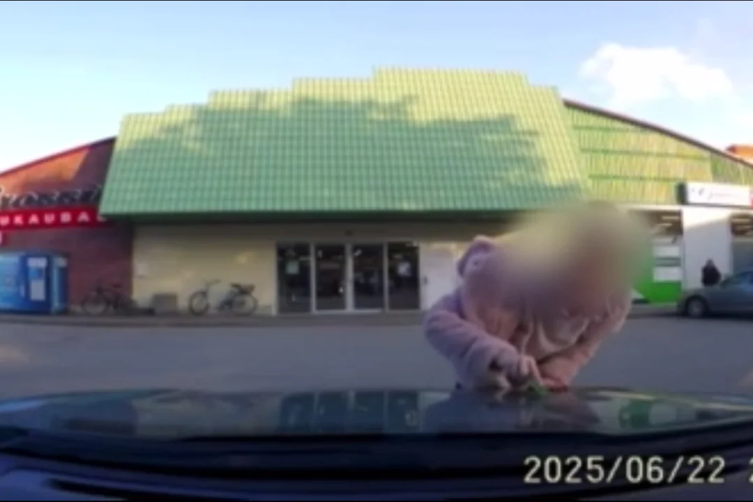 VIDEO | „TA OTSIS ABI!“ Endine noorsootöötaja ründas kesklinnas autosid noaga